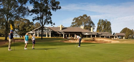 HR_4xPlayers_18thGreen_front_clubhouse_0001-2-1240x580